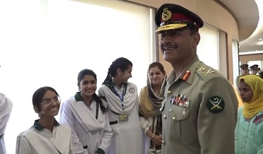 آرمي چيف سان شهيدن جي ٻارن ۽ شاگردن جي ملاقات