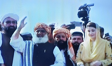 سپريم ڪورٽ آڏو ڌرڻو ۽ جلسو، چيف جسٽس جي استعيفيَ جو مطالبو