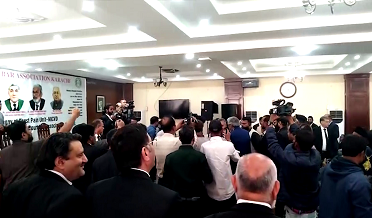 باقر جي هاءِ ڪورٽ بار آمد، ڪارونجهر جي ڪٽائي تي وڪيلن جو احتجاج