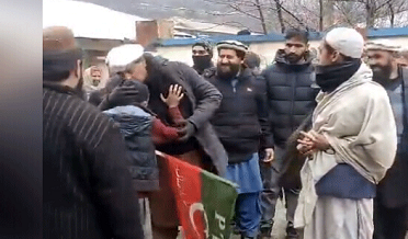 پي ٽي آءِ جي پرچم کنيل ٻار کي ڪيپٽن صفدر جي نِرڙ تي چُمي