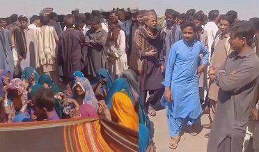 ڦر دوران مزاحمت تي نوجوان قتل، وارثن جو لاش رکي ڌرڻو