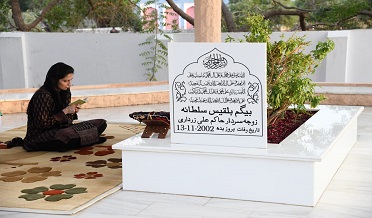 آصفه ڀٽو جو  ڏاڏي حاڪم علي ۽ ڏاڏي جي قبرن تي حاضري،دعا گهري