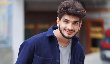 بار   تي ڇاپو، بيگ باس 17 جي فاتح منور فاروقي گرفتار