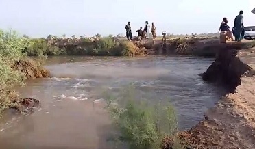 سنڌ جي مختلف هنڌن تي گهارا، فصل ٻڏي ويا، پاڻي ڳوٺن ۾ داخل
