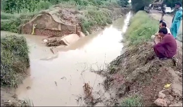 ٽن شاخن کي گھارا، فصل لڙهي ويا، پاڻي ڳوٺن ڏانهن وڌڻ لڳو