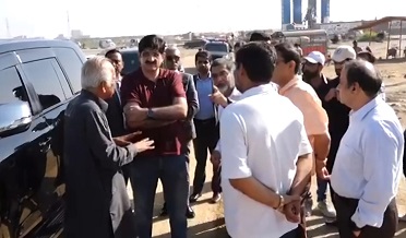 ملير ايڪسپريس وي تي ڪم ۾ دير تي وڏي وزير جي ڪاوڙ