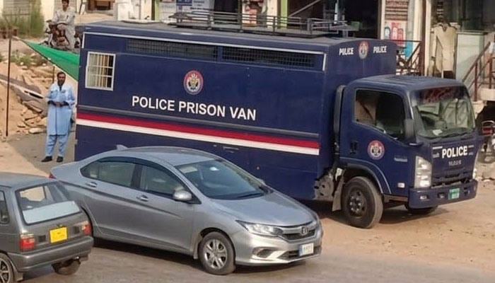 ڪهوٽا ۾ جيل منتقليءَ دوران قيدي وين مان 14 قيدي فرار
