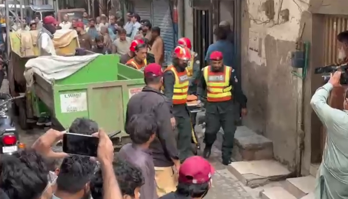 لاهور: گهر جي ڇت ڪرڻ سبب ملبي هيٺ دٻجڻ  سبب 9 ڄڻا فوت